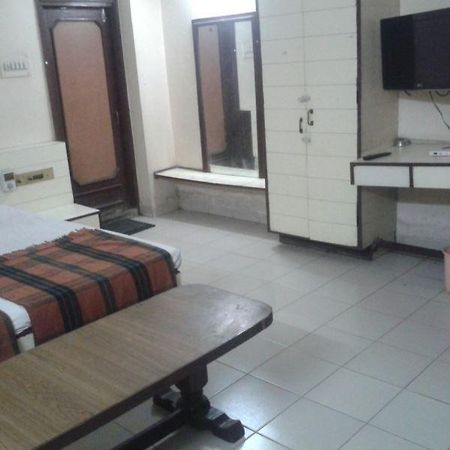 Hotel Sant Plaza Indore Bagian luar foto