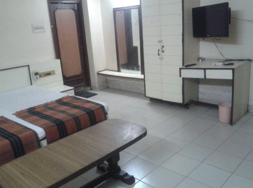Hotel Sant Plaza Indore Bagian luar foto